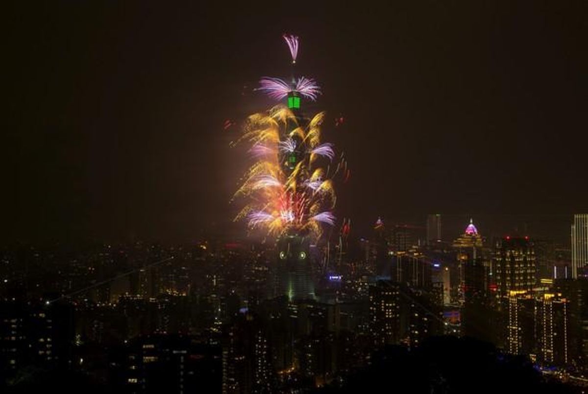Vista de l’espectacle pirotècnic per celebrar l’arribada del 2016 a Taipei, Taiwan.