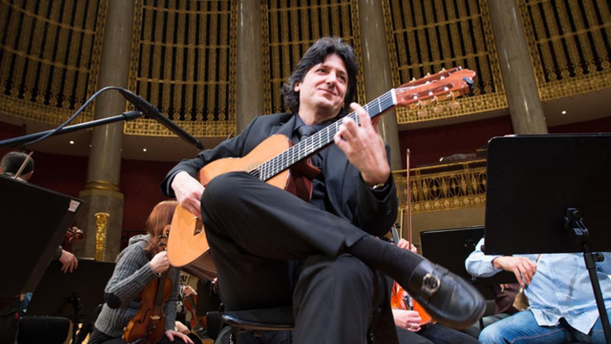 El guitarrista Juan Manuel Cañizares, con la OBC en Viena.