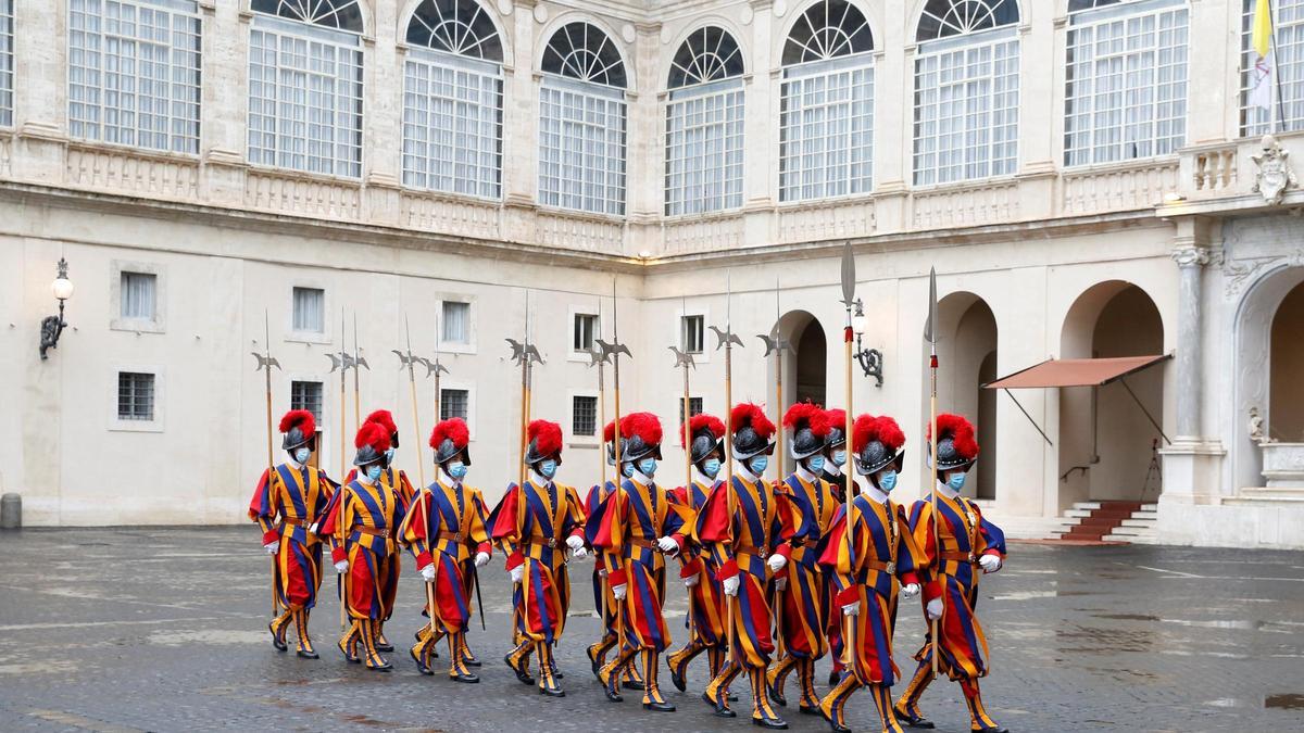 Varios guardia suizos del Vaticano.