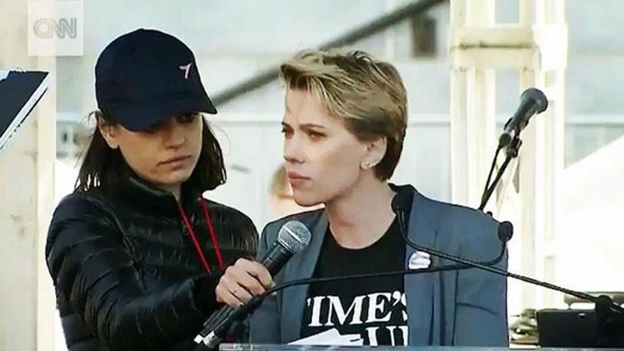 Scarlett Johansson hablandon en #WomensMarchLA.