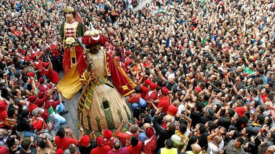 Primer salt del passacarrers de dissabte de Patum d&#039;enguany, a la plaça de Sant Pere