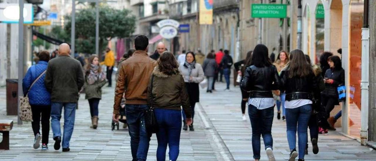 Gente paseando por la arteria comercial de Vilagarcía, la calle peatonal de Rey Daviña. // Iñaki Abella