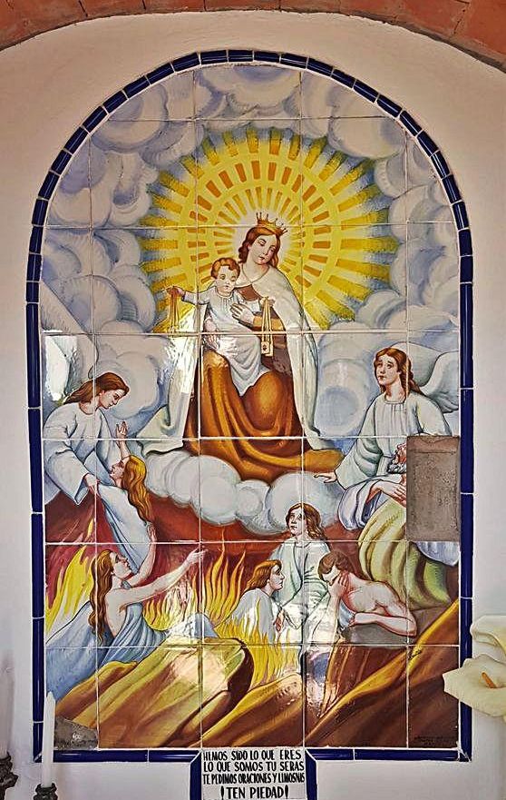 Retablo en cerámica de Manises con la representación de la Virgen del Carmen y escenas del Purgatorio. | VICENTE ALONSO