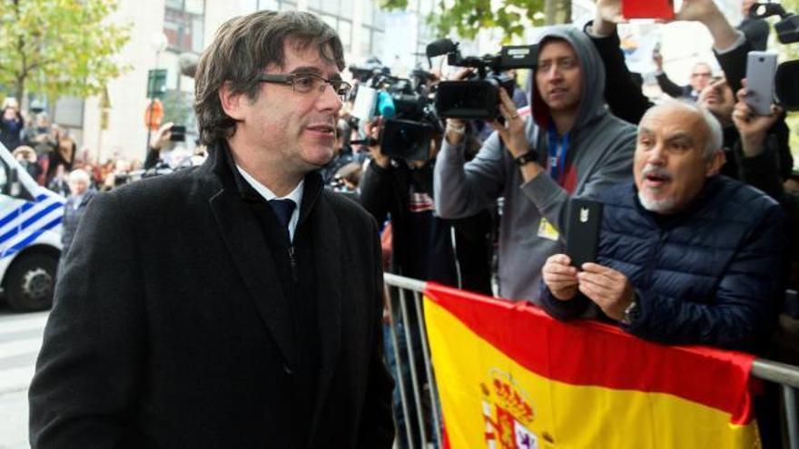 Puigdemont dice a su salida del hotel de Bruselas que no ha recibido la citación