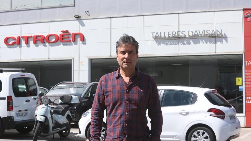 Pablo Pazos, ayer, delante de la empresa que tiene en el polígono industrial de Castiñeiras.