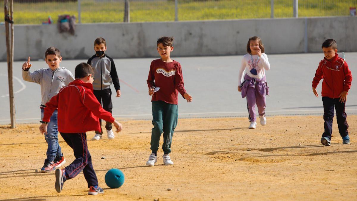 Unos alumnos en un colegio durante la hora del recreo.