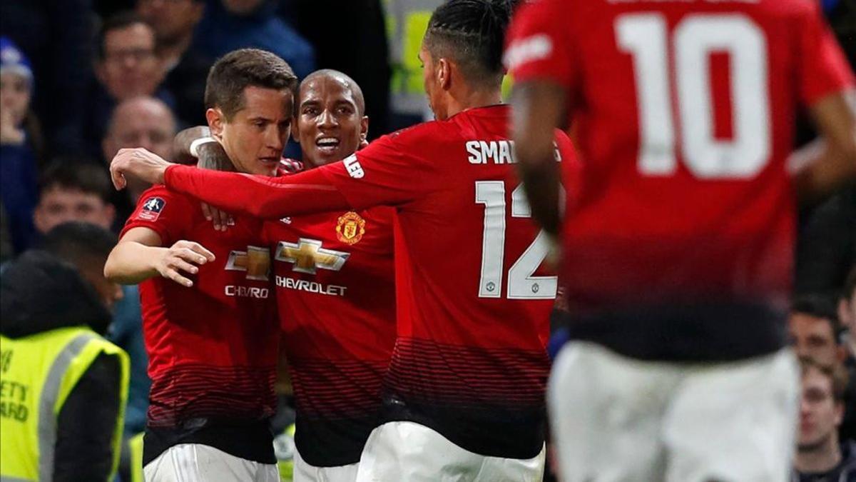 Ander Herrera marcó el primer gol del Manchester United en la victoria sobre el Chelsea