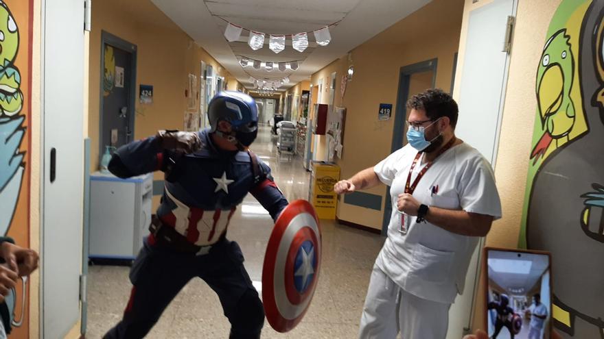 El hospital de Xàtiva recibe la visita del Capitán América