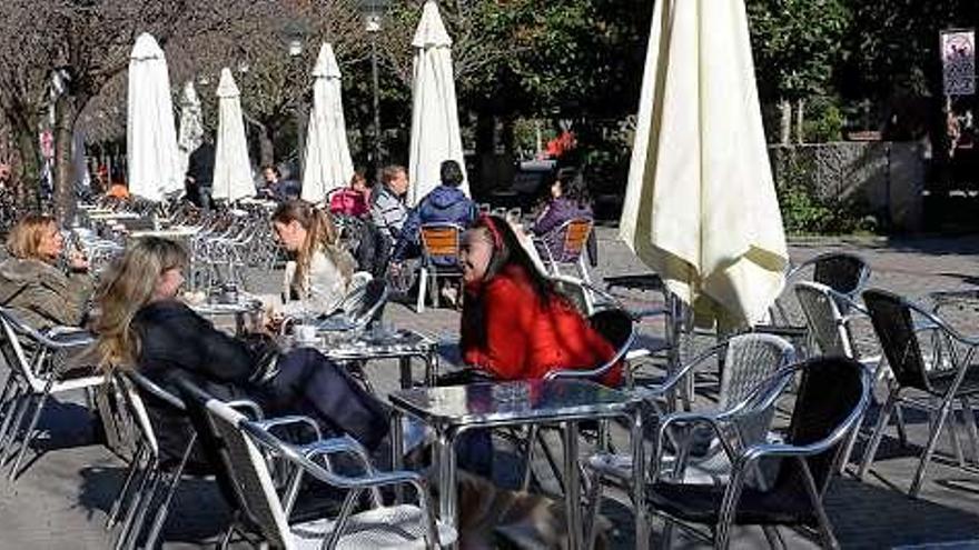 Fumadores en una terraza de Mieres.