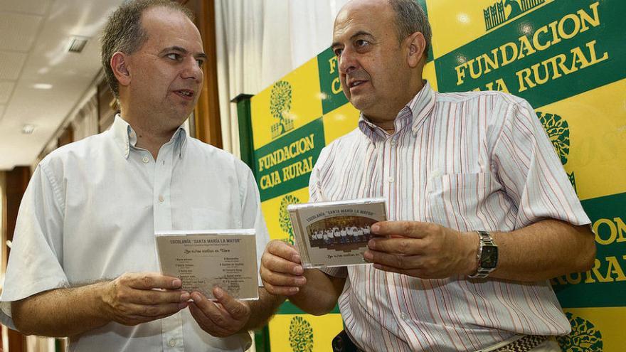 El director de la Escolanía, Del Palacio, junto a Ferrero, secretario de la Fundación Caja Rural.