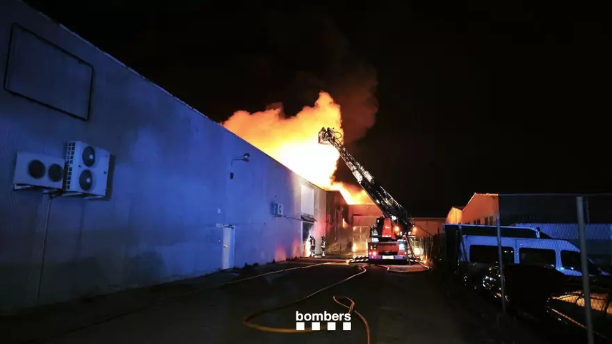 Així ha estat l'incendi d'una nau industrial d'Igualada
