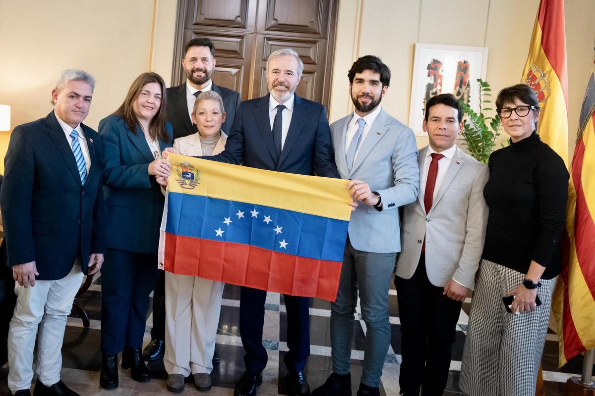 El presidente de Aragón, Jorge Azcón, junto a representantes del partido de María Corina Machado.