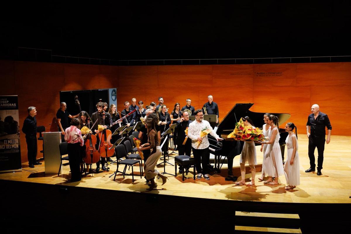 El Conservatorio acogió un concierto benéfico el miércoles y la mujer de Duato repartió copias del expediente (fuera del centro)