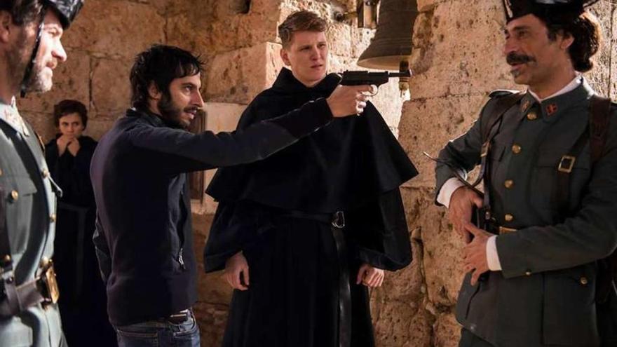 Marc Vigil, con la pistola en la mano, durante el rodaje de una escena de &#039;El Ministerio del Tiempo&#039;.