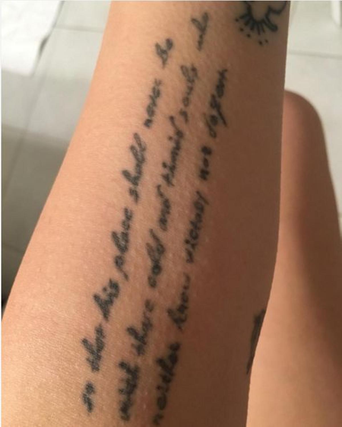 Miley Cyrus y la frase de Roosevelt que lleva tatuada