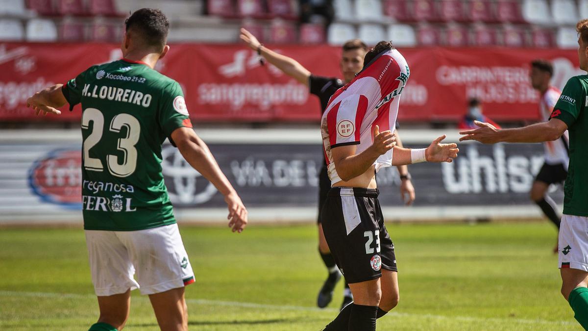 Losada se lamenta tras una ocaisón fallida, ayer. | |  EMILIO FRAILE