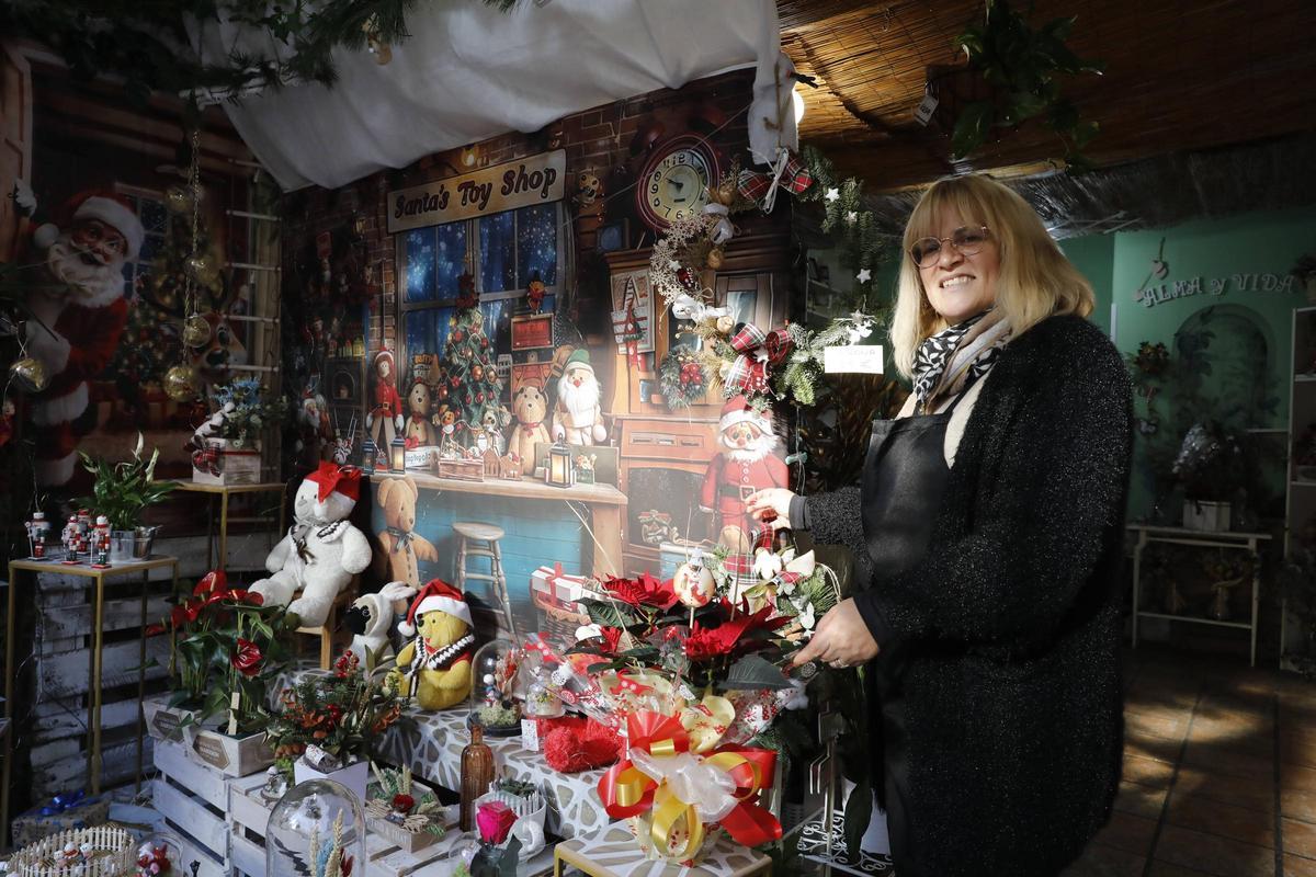 Los comercios de La Calzada animan la Navidad con sus escaparates de concurso (en imágenes)