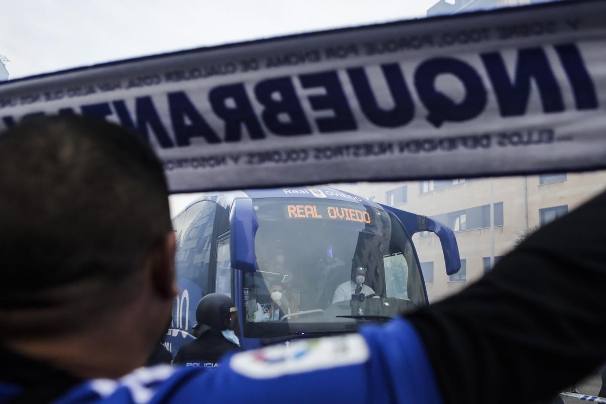 Ambiente de las aficiones en los prolegómenos del derbi