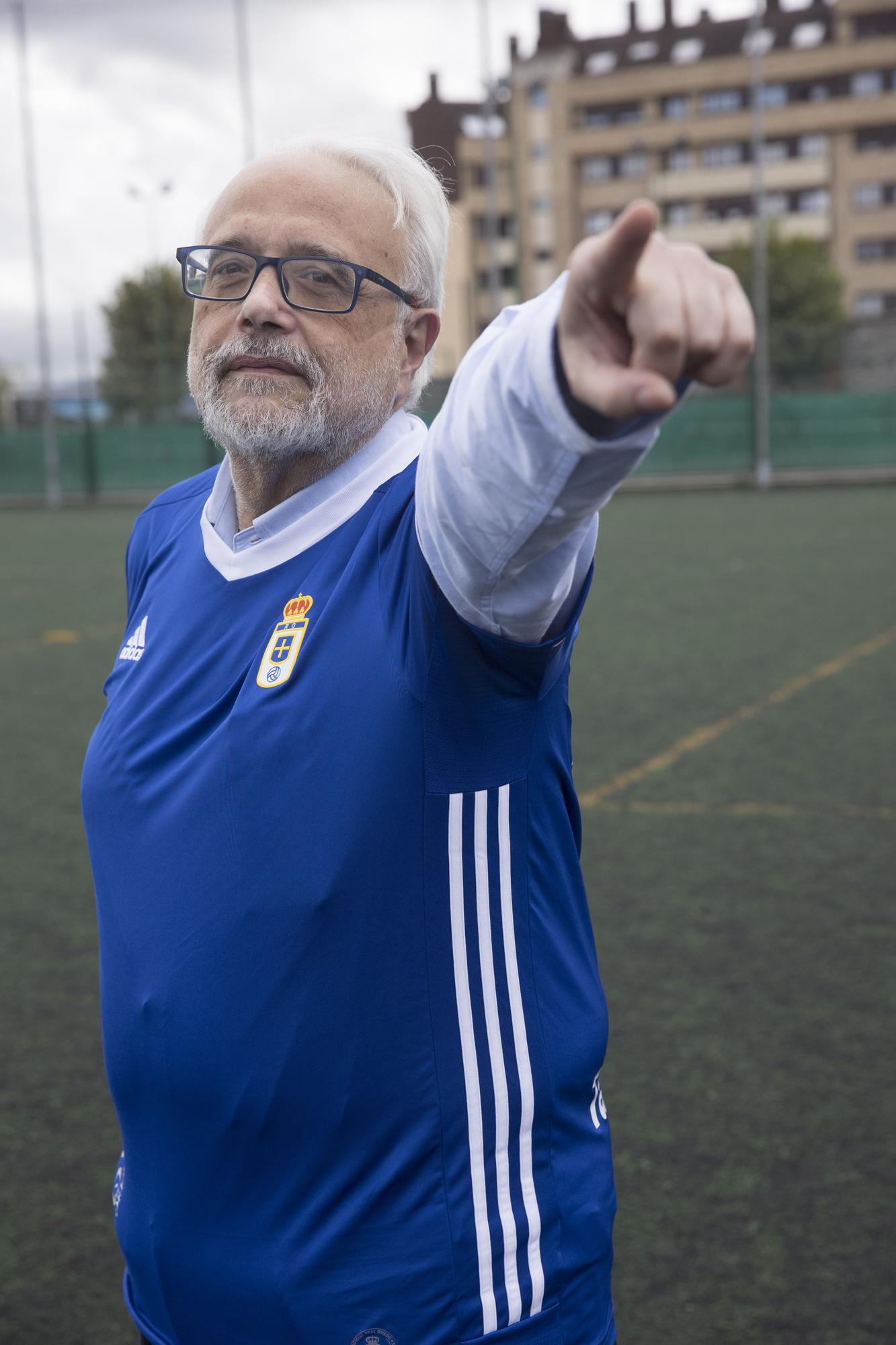 Los aficionados del Oviedo y del Sporting se visten de jugadores para el derbi