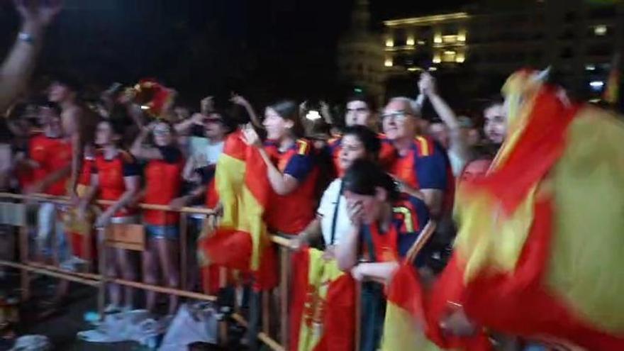 Así celebra la afición española en València la roja a Enzo Fernández