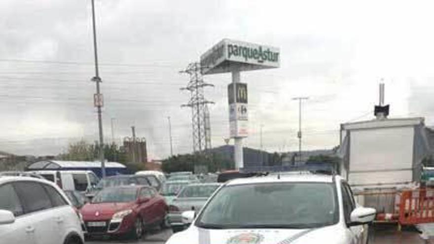 El coche policial, en una plaza para discapacitados.