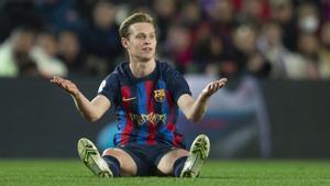 Frenkie de Jong protesta por una falta durante el ’clásico’ de liga en el Camp Nou