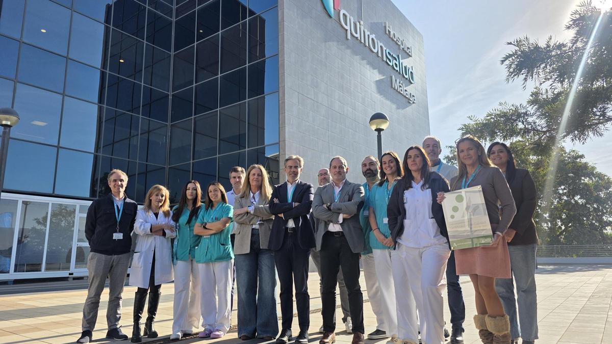 Una representación del equipo asistencial y de gestión del Hospital Quirónsalud Málaga, con el Dr. Tomás Urda, director gerente, en el centro, con la Certificación Excelente de la ACSA
