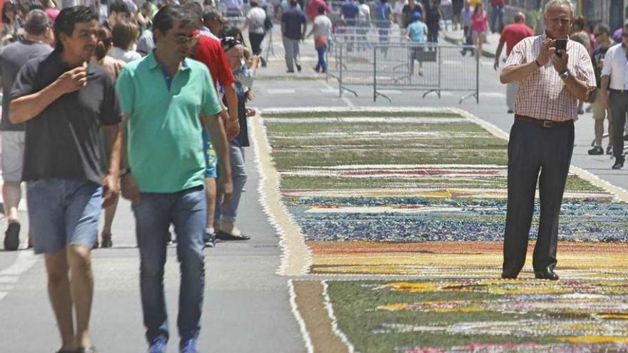 Dos vecinos de Bueu contemplan una de las alfombras del Corpus de este año en Pazos Fontenla. // S.Álvarez