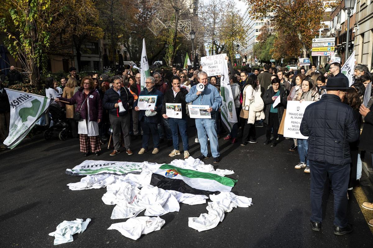Fotogalería | Los médicos extremeños se manifiestan contra el Estatuto Marco del Ministerio de Sanidad