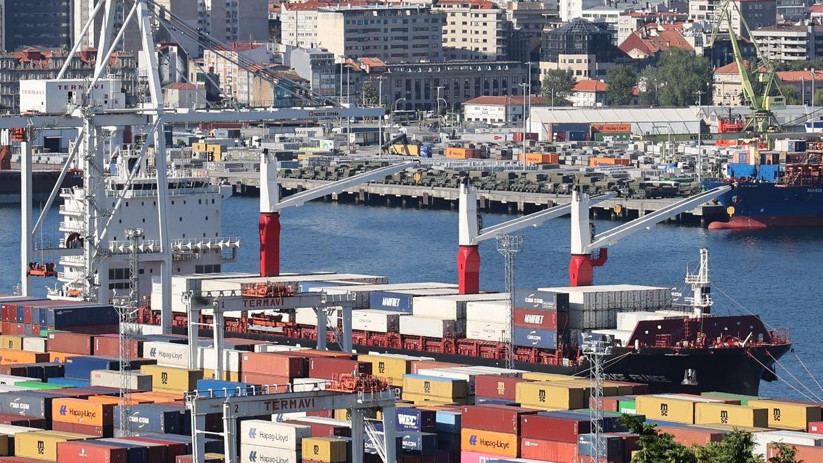 El buque "Douce France", atracado en la terminal de contenedores