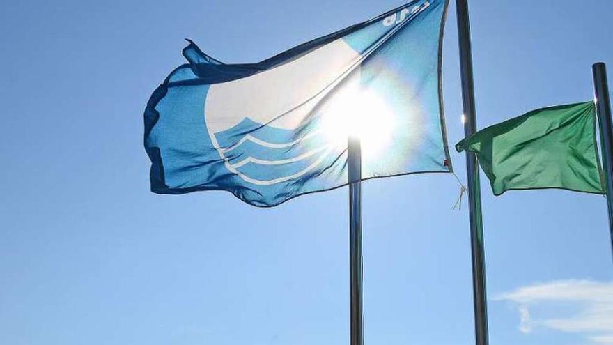 La bandera azul en Lapamán se izó ayer de nuevo. // Gonzalo Núñez