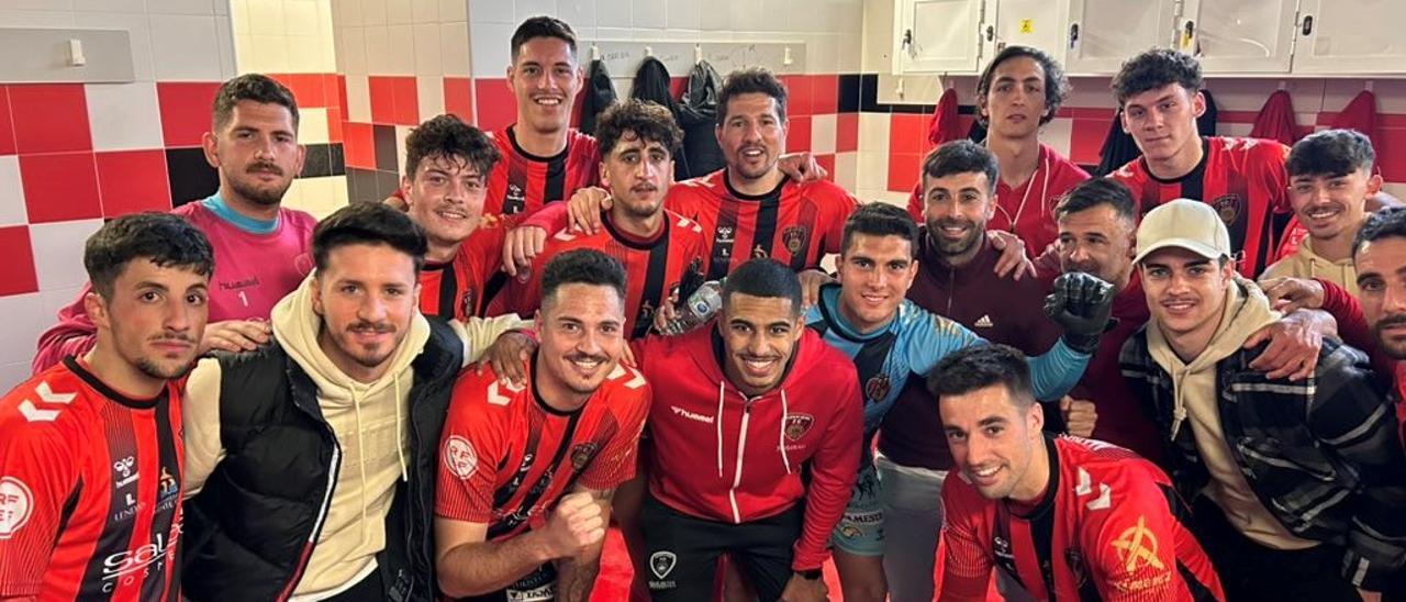 Los futbolistas del Salerm Puente Genil celebran el triunfo ante el Cartaya.