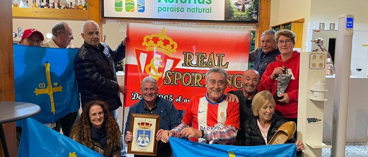 Miembros del Centro Asturiano de Vitoria, con enseñas oviedistas, sportinguistas y asturianas, en la semana previa al derbi.