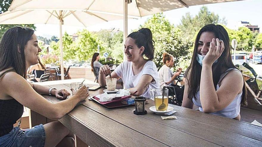 Laura López, Laura Valero i Maria Iranzo a la terrassa de L&#039;Abat