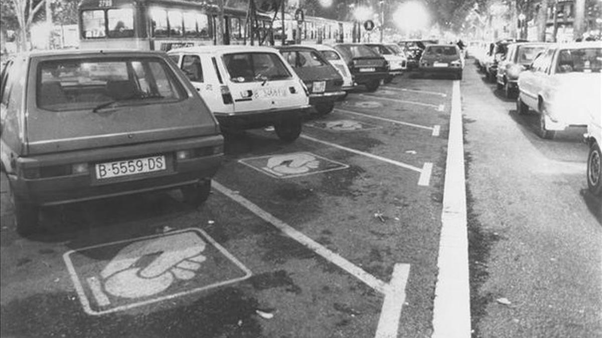 Paseo de Gràcia, 1983. Una de las primeras zonas azules de Barcelona.