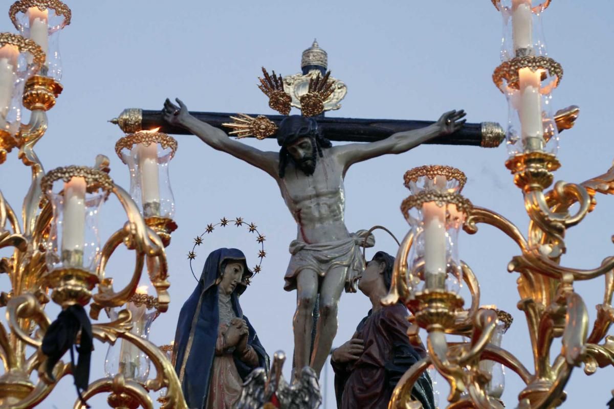 Los tres pasos de la hermandad del Amor, a su paso por Córdoba