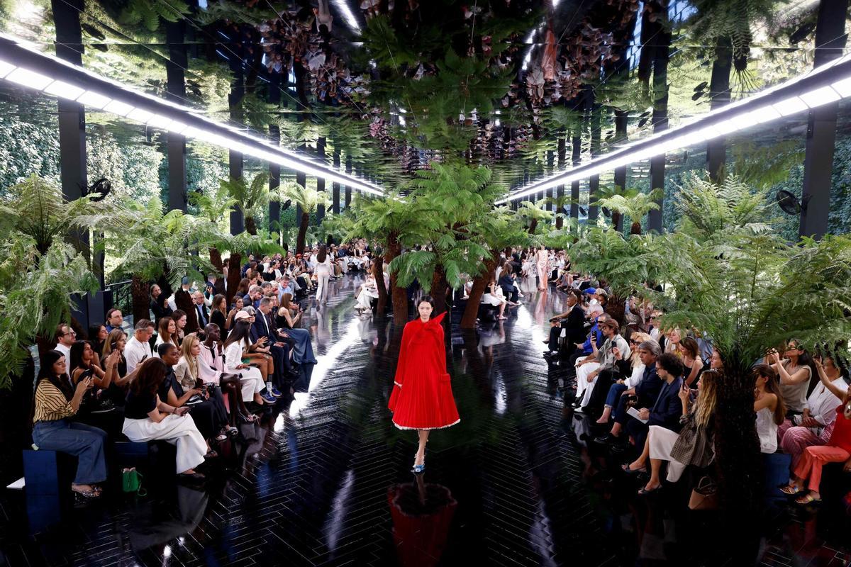 Un modelo de Christian Dior Women Haute Couture Fall/Winter 2026-2027 presentado en París.