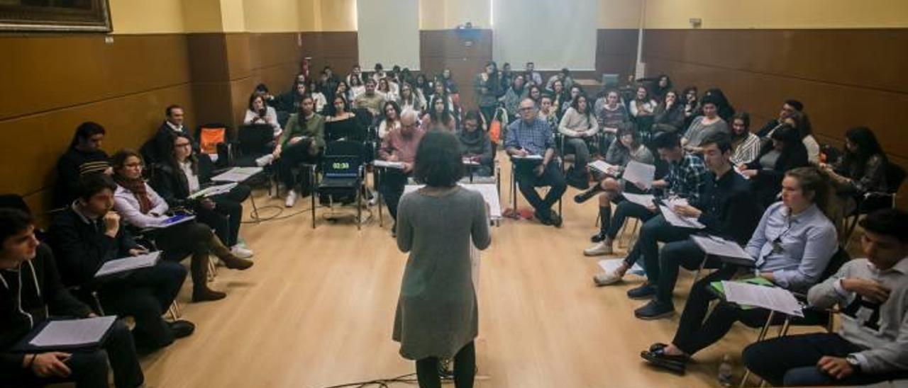 Alumnos de Secundaria y Bachillerato de la provincia durante la competición celebrada ayer en la Sede Universitaria.