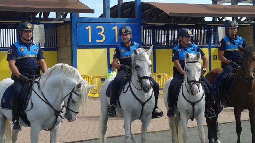 Los agentes del nuevo servicio a caballo.