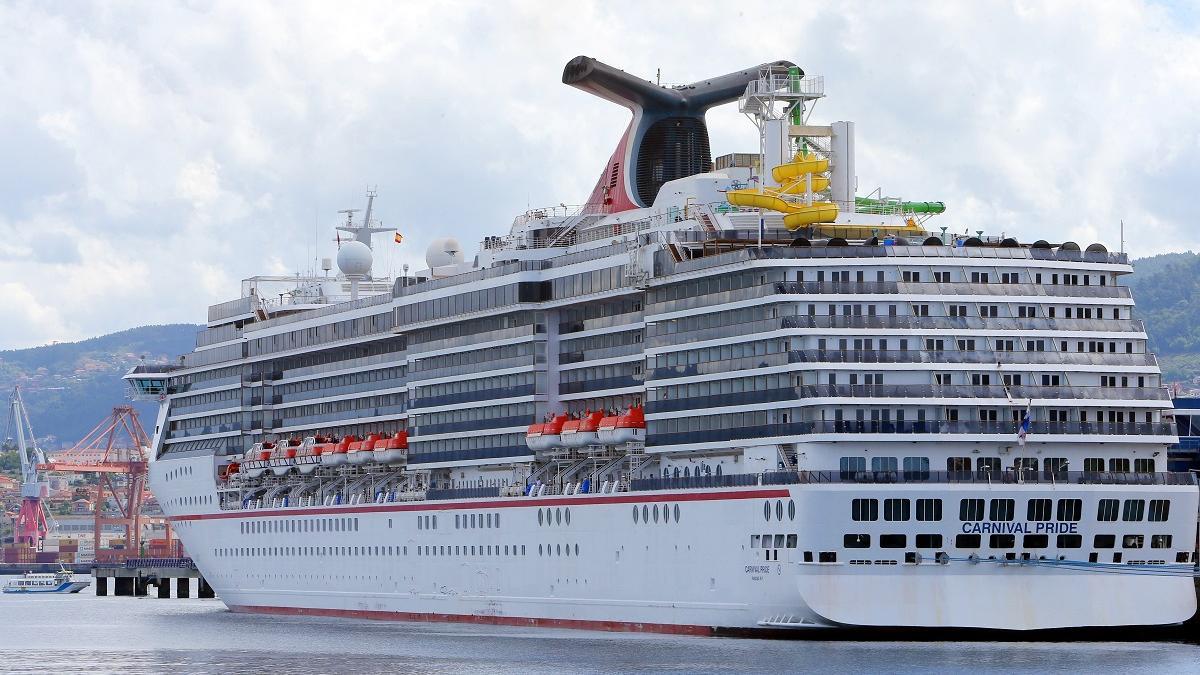 El 'Carnival Pride', atracado en el puerto de Vigo