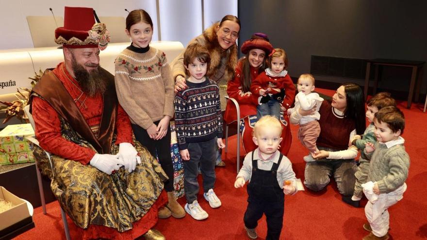 Aliatar y la edil Covadonga Díaz, posando con varios niños, una madre y una paje, ayer, en el Club.
