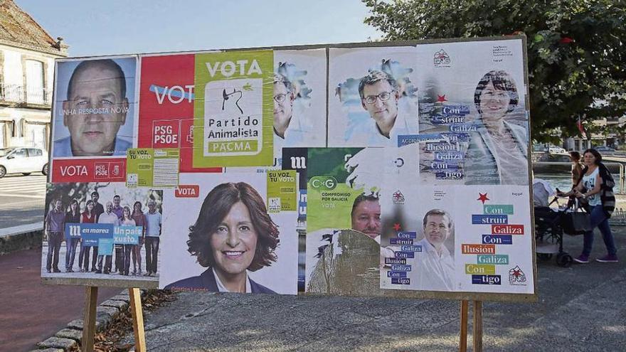 Carteles electorales de los diferentes partidos.