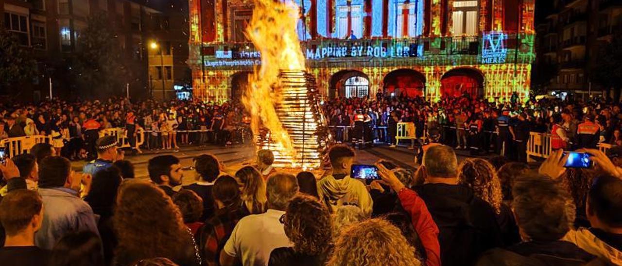 La foguera de San Xuan, con el «videomapping» en la fachada del Ayuntamiento. | A. Velasco