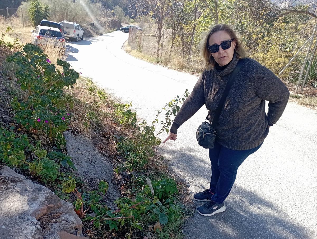 Lourdes Montoya, ante uno de los baches del camino.