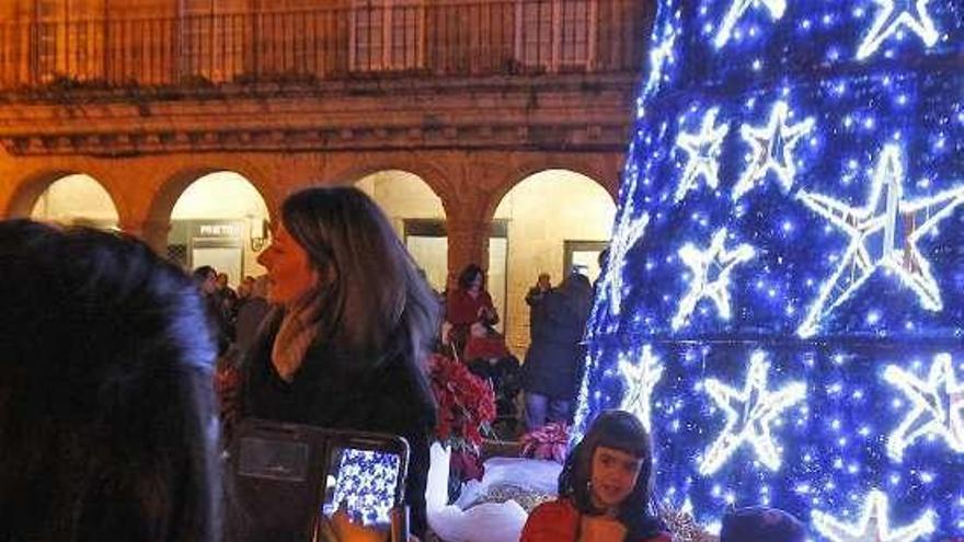 Los niños (i) se fotografiaron con el árbol. // Jesús Regal