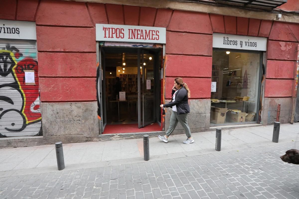 Una mujer pasa al lado de la librería Tipos Infames