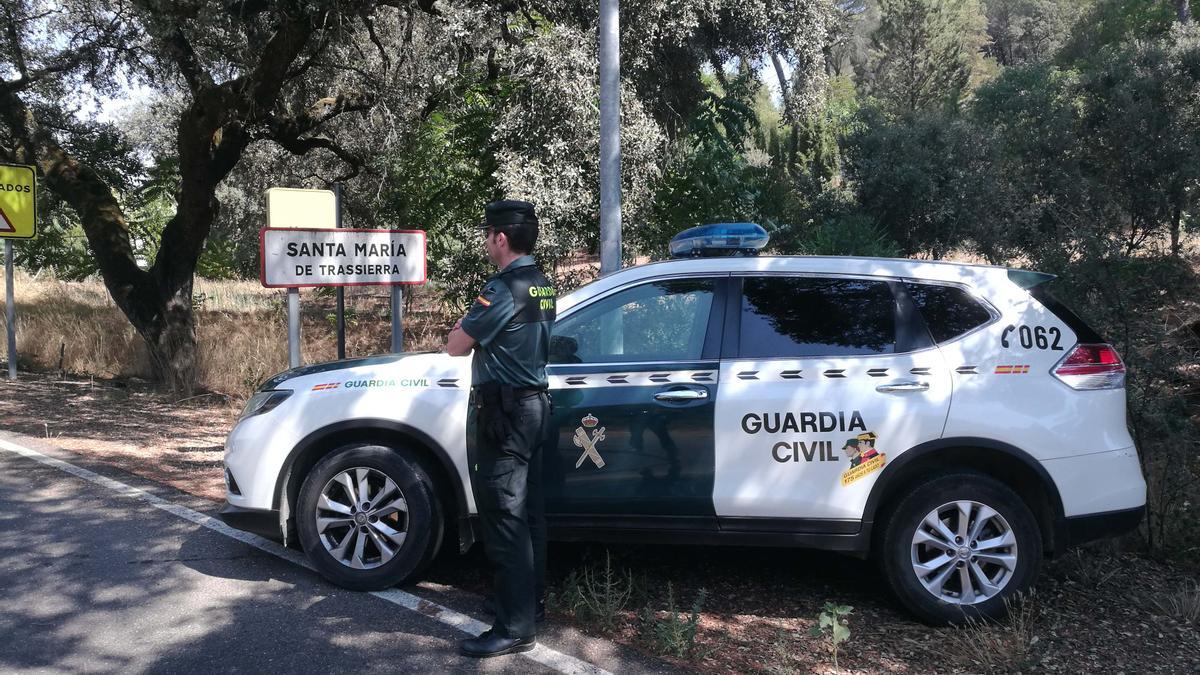 Agentes de la Guardia Civil en Santa María de Trassierra.