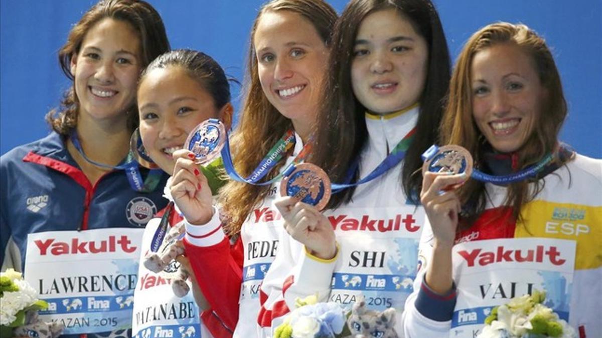 Jessica Vall, en primer término, comparte un poblado podio de 200 braza, con tres medallistas de bronce.