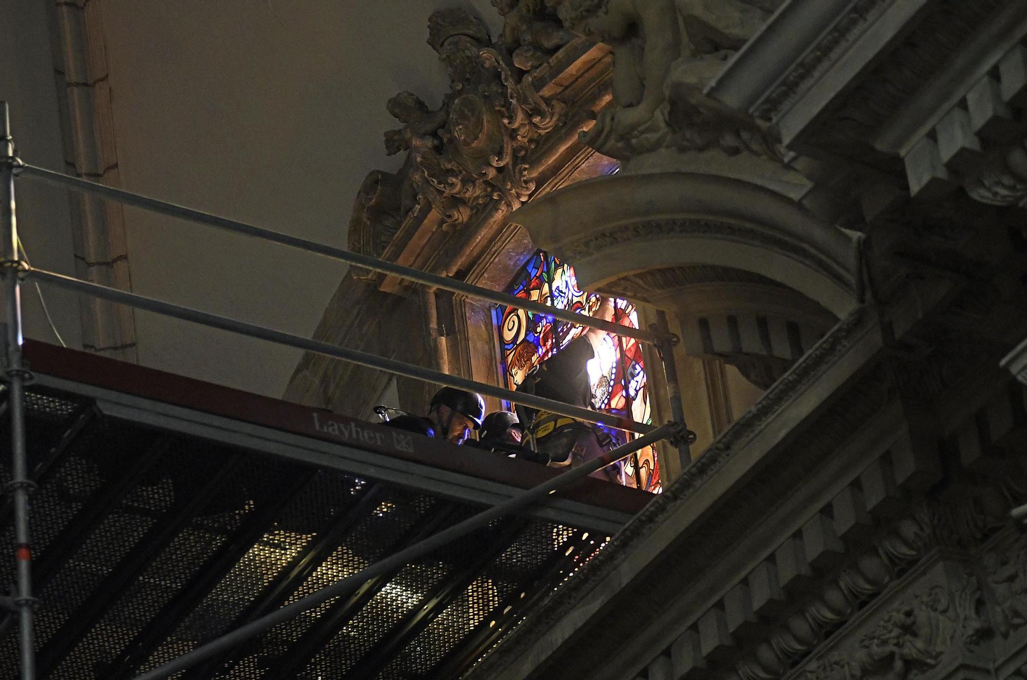 Así han instalado las vidrieras de San Pedro y San Pablo en la Catedral de Murcia