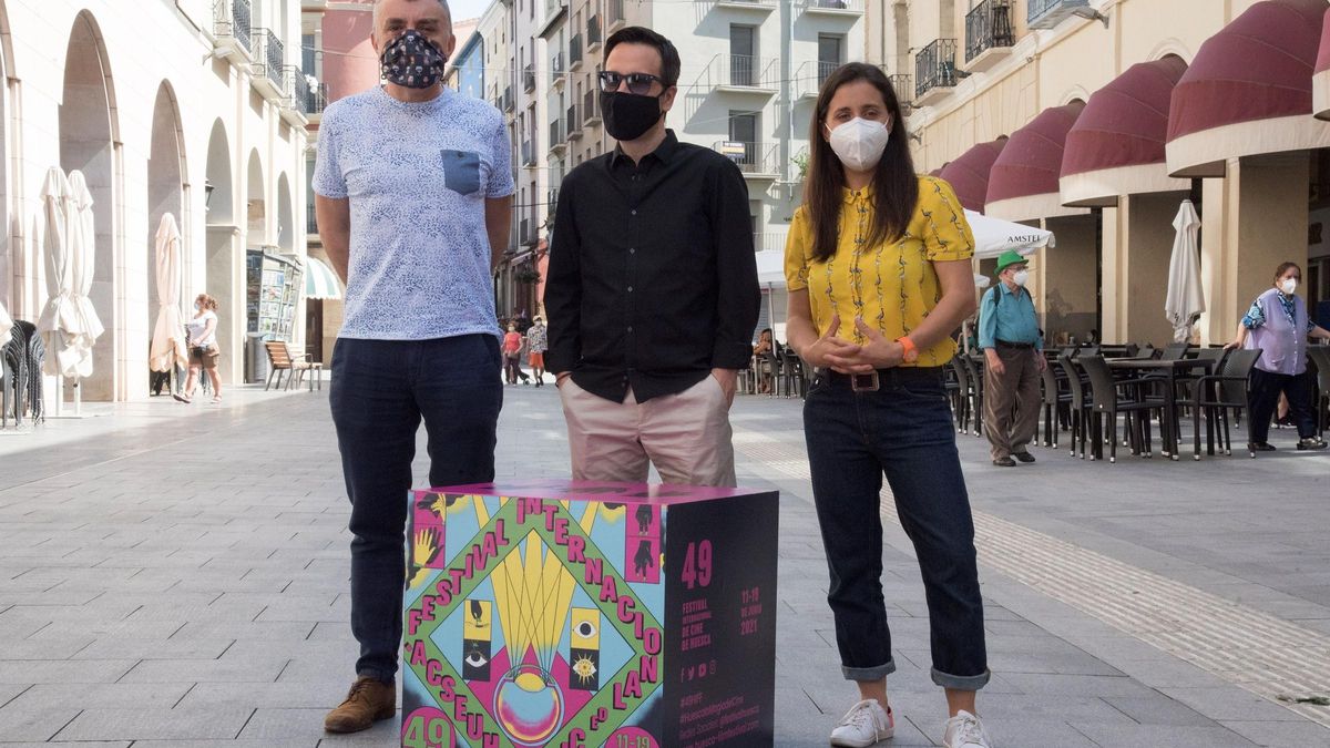 El escritor Manuel Vilas, el realizador Germán Roda y la productora Patricia Roda, ayer en el centro de la capital oscense.